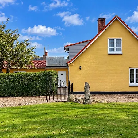Dom wakacyjny 3 Bedroom Beautiful In